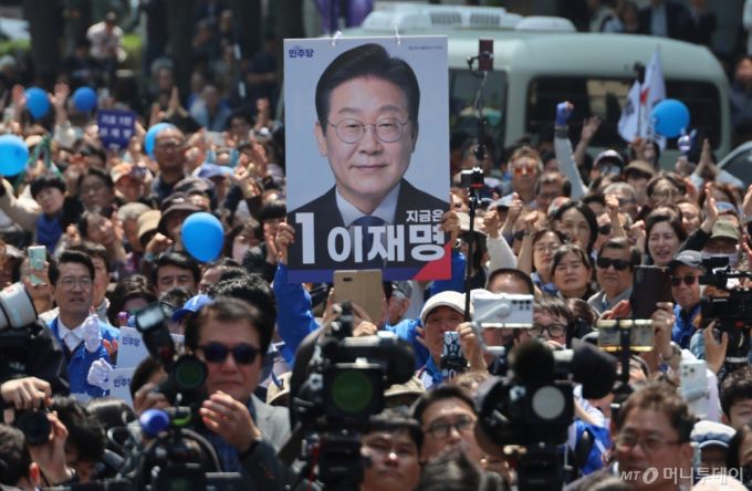 (서울=뉴스1) 안은나 기자 = 6·3 대통령선거 공식 선거운동 첫날인 12일 서울 광화문 청계광장에서 열린 더불어민주당 이재명 대선 후보의 출정식 및 첫 유세에서 유권자들이 후보 연설을 듣고 있다. (공동취재) 2025.5.12/뉴스1  Copyright (C) 뉴스1. All rights reserved. 무단 전재 및 재배포,  AI학습 이용 금지. /사진=(서울=뉴스1) 안은나 기자