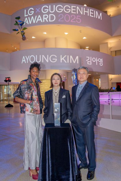 제3회 LG 구겐하임 어워드 수상자인 김아영 작가가 8일(현지시간) 뉴욕 구겐하임 뮤지엄에서 트로피를 앞에 두고 기념 사진을 촬영하고 있다. 왼쪽부터 구겐하임 나오미 벡위스 수석 큐레이터, 김 작가, 정규황 LG전자 북미지역대표 겸 미국법인장(부사장). /사진제공=LG