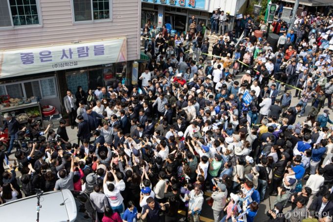 (영암=뉴스1) 이재명 기자 = 경청투어에 나선 이재명 더불어민주당 대통령 후보가 11일 오후 전남 영암군 독천낙지거리에서 시민들에게 인사하고 있다. 2025.5.11/뉴스1  Copyright (C) 뉴스1. All rights reserved. 무단 전재 및 재배포,  AI학습 이용 금지. /사진=(영암=뉴스1) 이재명 기자