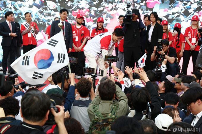 김문수 국민의힘 대선후보가 12일 대구 달성로 서문시장에서 시민들에게 지지를 호소하며 악수하고 있다. (공동취재) 2025.05.12. /사진=뉴시스 /사진=