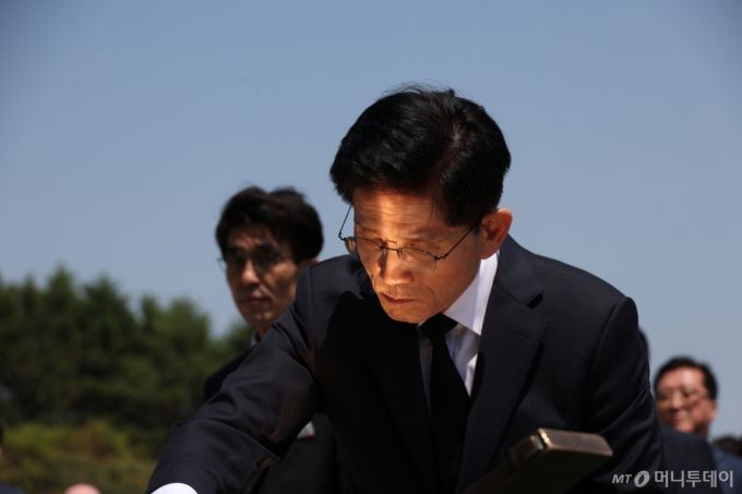 [대전=뉴시스] 고승민 기자 = 김문수 국민의힘 대선 후보가 12일 대전 유성구 국립대전현충원 현충탑에서 분향을 하고 있다.  2025.05.12. kkssmm99@newsis.com /사진=고승민