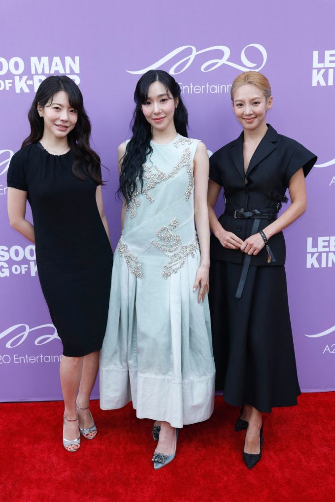 SM엔터테인먼트 총괄 프로듀서 출신 이수만이 12일(현지시간) 미국 캘리포니아주 할리우드에서 진행된 자신의 다큐멘터리 'Lee Soo Man: The King of K-Pop'(이 수 만: 더 킹 오브 케이팝) 시사회에 참석했다. 현장에는 그룹 소녀시대 써니(이수만 조카), 티파니 영, 효연이 참석했다. /AFP=뉴스1