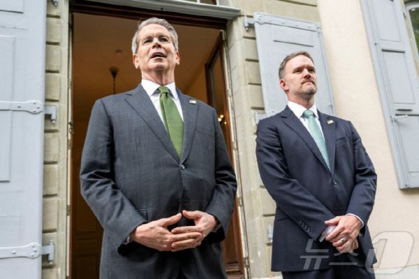 11일(현지시간) 스위스 제네바에서 스콧 베선트 미국 재무장관과 제이미슨 그리어 무역대표부(USTR) 대표가 미중 무역 회담 직후 약식 기자회견을 갖고 있다. /로이터=뉴스1