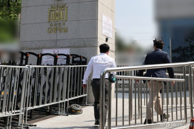 (서울=뉴스1) 허경 기자 = 해병대원 순직사건 수사외압 의혹을 수사 중인 고위공직자범죄수사처(공수처) 수사관들이 대통령비서실과 국가안보실에 대한 압수수색을 시도하기 위해 7일 서울 용산구 대통령실 민원실 출입구로 들어서고 있다. 2025.5.7/뉴스1  Copyright (C) 뉴스1. All rights reserved. 무단 전재 및 재배포,  AI학습 이용 금지. /사진=(서울=뉴스1) 허경 기자