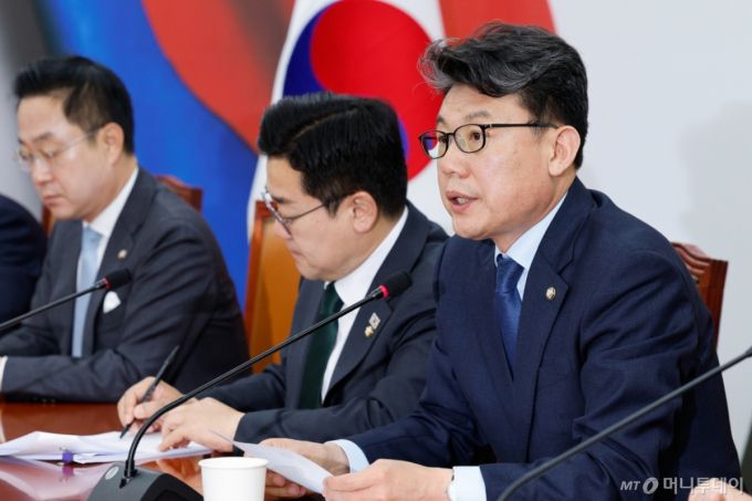 (서울=뉴스1) 안은나 기자 = 진성준 더불어민주당 정책위의장이 24일 오전 서울 여의도 국회에서 열린 정책조정회의에 참석해 발언하고 있다. 2025.4.24/뉴스1  Copyright (C) 뉴스1. All rights reserved. 무단 전재 및 재배포,  AI학습 이용 금지. /사진=(서울=뉴스1) 안은나 기자
