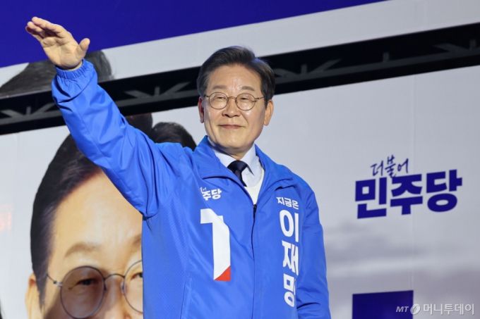 [울산=뉴시스] 권창회 기자 = 이재명 더불어민주당 대선 후보가 13일 울산 남구 롯데백화점 울산점 광장에서 열린 유세를 마치고 지지자들에게 인사하고 있다. 2025.05.13.