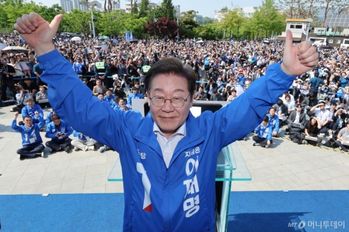 이재명 더불어민주당 대선후보가 제21대 대통령선거 공식 선거운동이 시작된 12일 경기 화성시 동탄 센트럴파크 음악분수중앙광장에서 열린 집중유세에서 두 손을 들어 보이고 있다. (공동취재) 2025.05.12. /사진=뉴시스 /사진=조성우