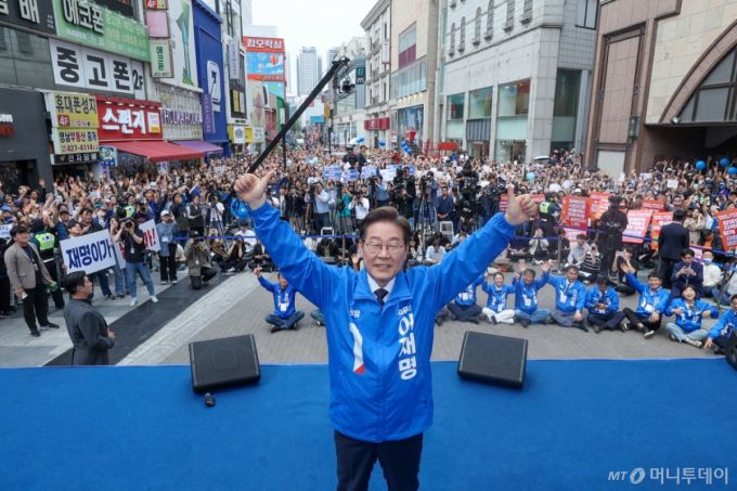 (대구=뉴스1) 안은나 기자 = 이재명 더불어민주당 대통령 후보가 대표적 험지인 대구·경북(TK) 지역 유세에 돌입한 13일 오후 대구 중구 동성로에서 연설을 마친 뒤 두손을 번쩍 들고 있다. 2025.5.13/뉴스1  Copyright (C) 뉴스1. All rights reserved. 무단 전재 및 재배포,  AI학습 이용 금지. /사진=(대구=뉴스1) 안은나 기자