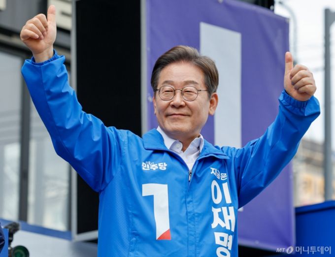 [창원=뉴시스] 권창회 기자 = 이재명 더불어민주당 대선 후보가 14일 경남 창원시 상남분수광장에서 열린 집중유세에서 연설을 마친 뒤 인사하고 있다. (공동취재) 2025.05.14. photo@newsis.com /사진=권창회