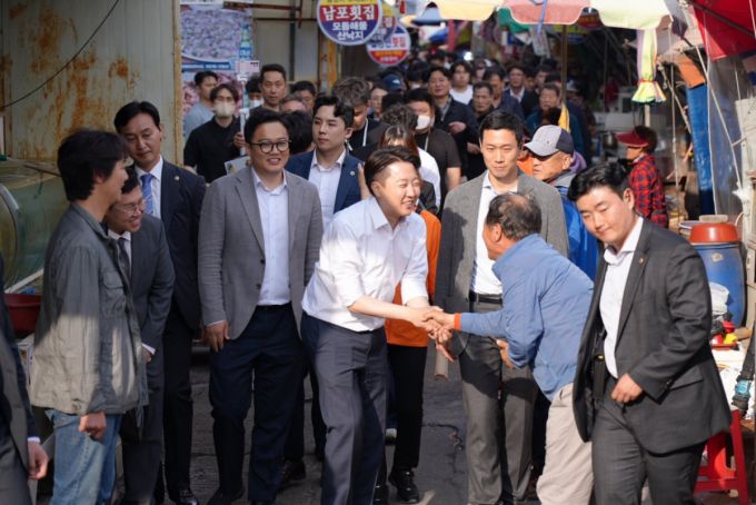 이준석 개혁신당 후보가 부산 자갈치시장 해안시장에서 시민들과 만나는 모습. /사진=개혁신당.