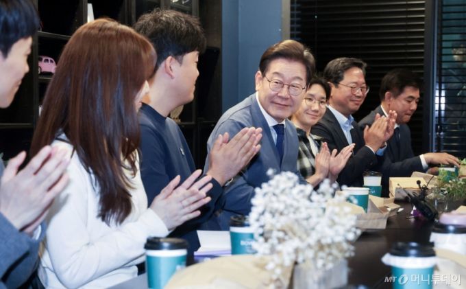 (성남=뉴스1) 안은나 기자 = 이재명 더불어민주당 대통령 후보가 12일 경기 성남시 분당구(판교) 한 오피스텔에서 'K-혁신' 브라운백미팅에 참여해 판교 IT개발자 2030 직장인들과 간담회를 갖고 있다. (공동취재) 2025.5.12/뉴스1  Copyright (C) 뉴스1. All rights reserved. 무단 전재 및 재배포,  AI학습 이용 금지. /사진=(성남=뉴스1) 안은나 기자