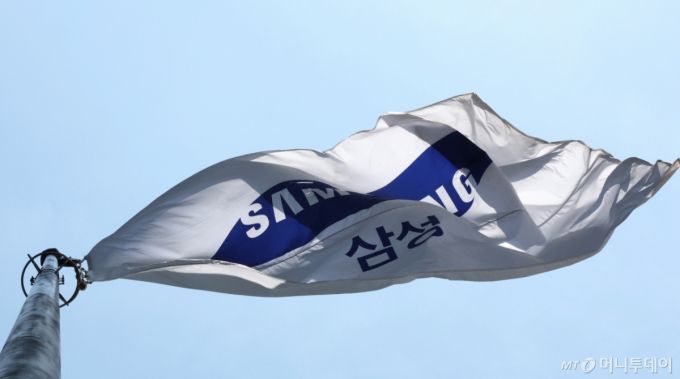 서울 서초구 삼성전자 서초사옥에 삼성 깃발이 바람에 펄럭이고 있다.  /사진=뉴스1