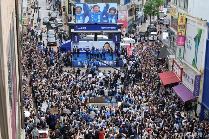 [대구=뉴시스] 권창회 기자 = 이재명 더불어민주당 대선 후보가 13일 대구 중구 동성로 광장에서 열린 집중유세에서 지지호소를 하고 있다. (공동취재) 2025.05.13. photo@newsis.com /사진=권창회