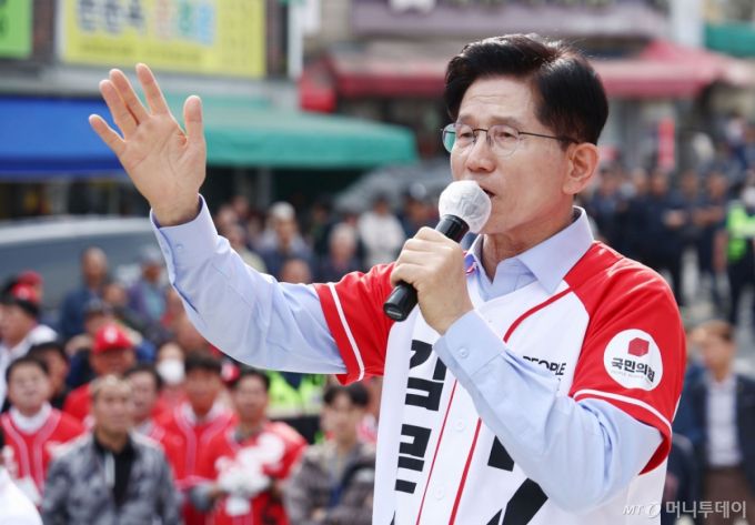 (밀양=뉴스1) 김민지 기자 = 김문수 국민의힘 대통령 후보가 14일 경남 밀양시 밀양관아 앞에서 유세를 하고 있다. 2025.5.14/뉴스1  Copyright (C) 뉴스1. All rights reserved. 무단 전재 및 재배포,  AI학습 이용 금지. /사진=(밀양=뉴스1) 김민지 기자