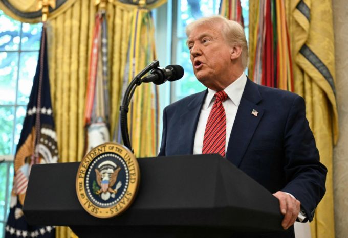 도널드 트럼프 도널드 트럼프 미국 대통령이 지난 7일(현지시간) 워싱턴 백악관에서 열린 데이비드 퍼듀 주중대사 선서식 행사에 참석해 “일부 중동 국가들에 대한 미국산 반도체 수출 통제 완화를 곧 발표할 것이다”고 밝히고 있다. /AFPBBNews=뉴스1