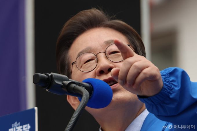 (대구=뉴스1) 안은나 기자 = 이재명 더불어민주당 대선 후보가 13일 대구 동성로 거리에서 집중 유세를 하고 있다. (공동취재) 2025.5.13/뉴스1  Copyright (C) 뉴스1. All rights reserved. 무단 전재 및 재배포,  AI학습 이용 금지. /사진=(대구=뉴스1) 안은나 기자