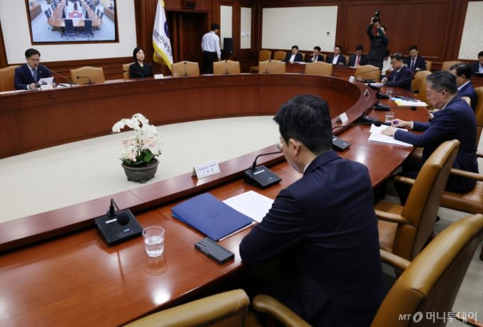 [서울=뉴시스] 배훈식 기자 = 김범석 기획재정부 장관 직무대행이 8일 오전 서울 종로구 정부서울청사에서 경제관계장관회의를 하고 있다. 2025.05.08.  /사진=배훈식