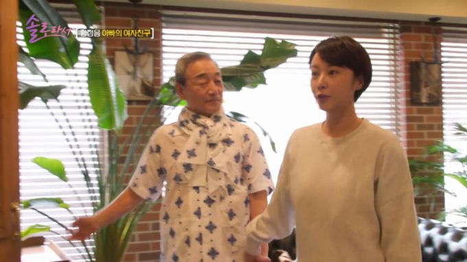 아버지와 쇼핑하는 황정음 모습. /사진=SBS Plus·E채널 '솔로라서' 캡처