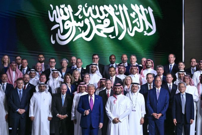 도널드 트럼프 미국 대통령과 무함마드 빈 살만 사우디아라비아 왕세자가 13일(현지시간) 리야드에서 열린 '사우디·미국 투자 포럼' 중 참석자들과 포즈를 취하고 있다. /AFPBBNews=뉴스1