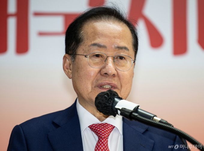 (서울=뉴스1) 이재명 기자 = 국민의힘 3차 경선에 진출하지 못한 홍준표 전 대구시장이 29일 오후 서울 여의도 자신의 캠프 사무실에서 소회를 밝히고 있다. 2025.4.29/뉴스1  Copyright (C) 뉴스1. All rights reserved. 무단 전재 및 재배포,  AI학습 이용 금지. /사진=(서울=뉴스1) 이재명 기자