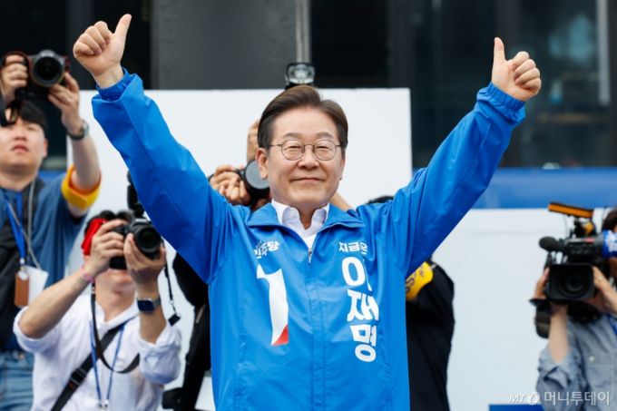 [창원=뉴시스] 권창회 기자 = 이재명 더불어민주당 대선 후보가 14일 경남 창원시 상남분수광장에서 열린 집중유세에서 연설을 마친 뒤 인사하고 있다. (공동취재) 2025.05.14. photo@newsis.com /사진=권창회