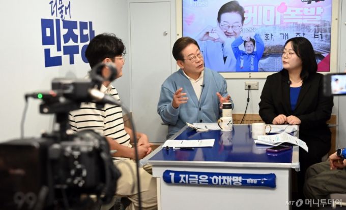 (하동=뉴스1) 안은나 기자 = 이재명 더불어민주당 대통령 후보가 15일 오전 경남 하동군 화개장터 인근에서 광주 출신 30대 남성 문유성 씨, 대구 거주 20대 여성 김다니엘 씨, 강유정 의원과 유튜브 K-이니셔TV 케미폭발 '동서화합' 화개장터 라이브를 하고 있다. (공동취재) 2025.5.15/뉴스1  Copyright (C) 뉴스1. All rights reserved. 무단 전재 및 재배포,  AI학습 이용 금지. /사진=(하동=뉴스1) 안은나 기자