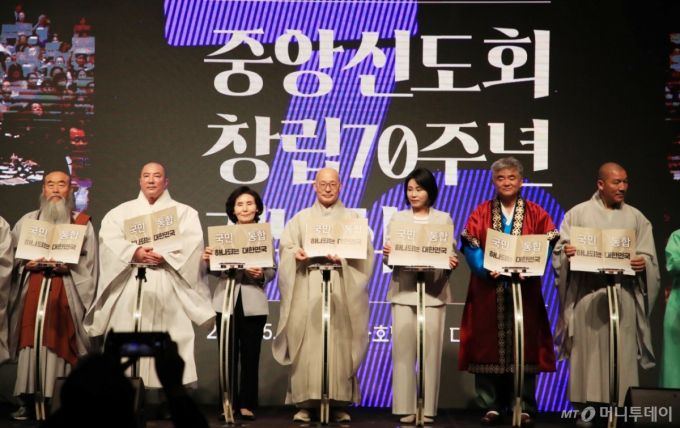 [서울=뉴시스] 조성봉 기자 = 조계종 총무원장 진우스님(가운데), 이재명 더불어민주당 대선 후보의 부인 김혜경(오른쪽 세번째) 여사와 김문수 국민의힘 대선후보의 부인 설난영(왼쪽 세번째) 여사를 비롯한 참석자들이 12일 서울 중구 신라호텔에서 열린 중앙신도회 창립 70주년 기념식에서 '국민통합 하나되는 대한민국' 손피켓을 들고 기념촬영을 하고 있다.(사진=조계종 제공) 2025.05.13. photo@newsis.com  *재판매 및 DB 금지 /사진=조성봉