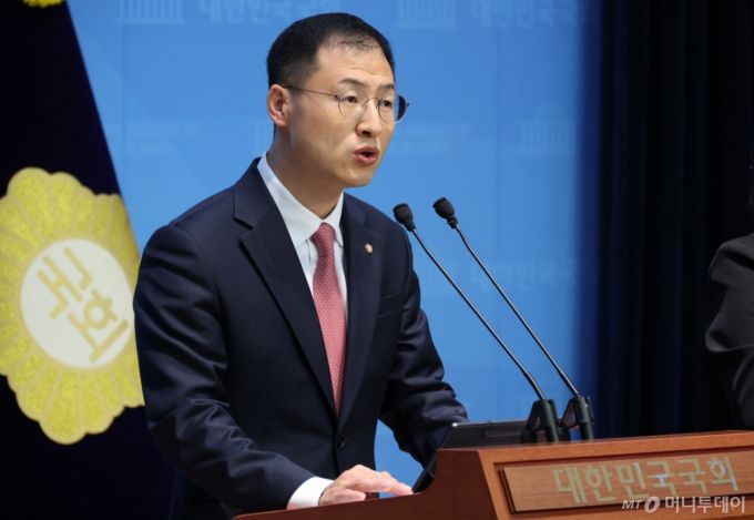 [서울=뉴시스] 조성우 기자 = 국민의힘을 탈당한 김상욱 무소속 의원이 15일 오전 서울 여의도 국회 소통관에서 이재명 더불어민주당 대선후보 지지를 선언하는 기자회견을 하고 있다. 2025.05.15. xconfind@newsis.com /사진=조성우