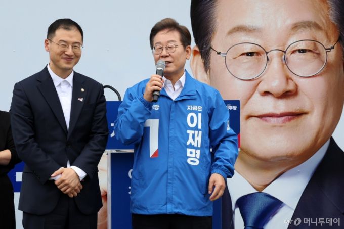 [익산=뉴시스] 조성우 기자 = 이재명 더불어민주당 대선후보가 16일 전북 익산시 익산역 동부광장에서 열린 유세에서 발언하고 있다. 왼쪽은 이 후보 지지 선언을 한 김상욱 무소속 의원. (공동취재) 2025.05.16. photo@newsis.com /사진=