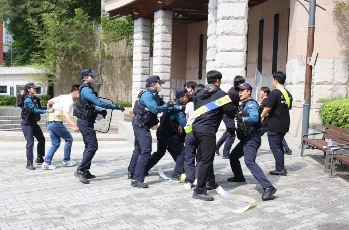 서울 은평경찰서가 지난 15일 은평구 구파발역 일대에서 선거사범 현장 대응 역량 강화를 위한 '유관기관 합동 FTX(Field Training eXercise)' 훈련을 실시했다고 밝혔다. /사진제공=은평경찰서.