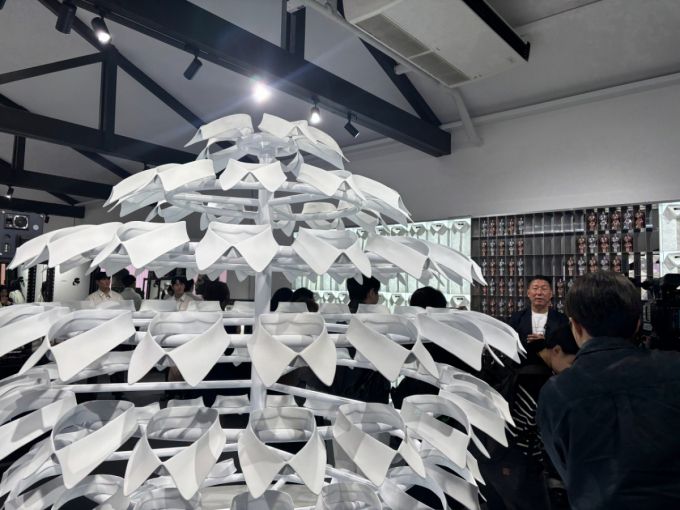전시존 내 설치된 한지 제작 화이트 셔츠. 칼 라거펠트가 한국을 위해 특별히 제작했다. /사진=하수민기자