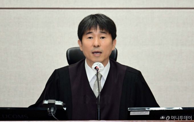 [서울=뉴시스] 사진공동취재단 = 지귀연 부장판사가 21일 오전 서울 서초구 서울중앙지법 417호 법정에서 열린 윤석열 전 대통령의 내란 우두머리 혐의 재판을 하기 전 언론 공개에 대한 발언을 하고 있다. 2025.04.21. photo@newsis.com /사진=