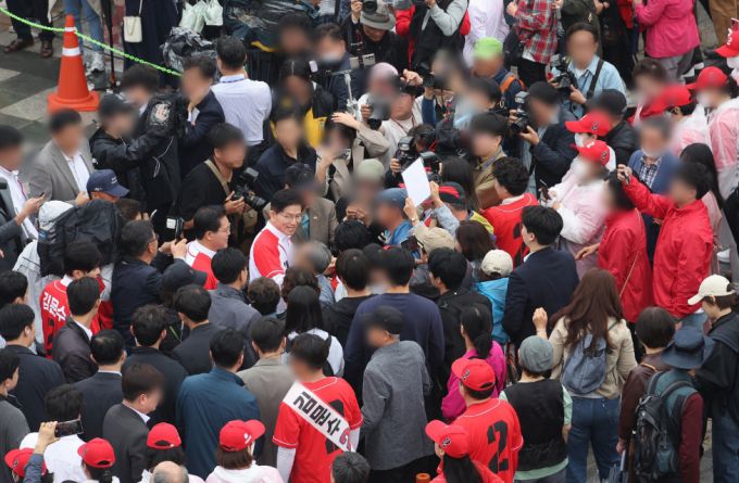 김문수 국민의힘 대통령 후보가 16일 오전 경기도 수원시 팔달구 지동시장을 찾아 상인들에게 지지를 호소하고 있다./사진=뉴스1