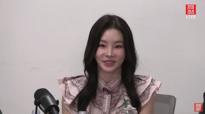 현커 여부에 대해 답하는 국화. /사진=유튜브 채널 '촌장엔터테인먼트' 캡처