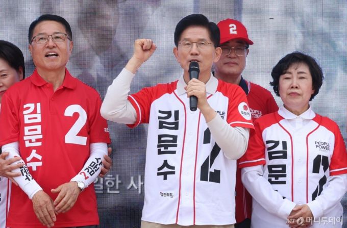 김문수 국민의힘 대선후보가 17일 전북 전주시 완산구 전동성당 인근에서 공약발표 및 유세를 하고 있다. 2025.05.17. /사진=뉴시스 /사진=조성봉