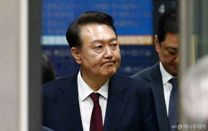 12·3 비상계엄 사태와 관련해 내란 우두머리 혐의 등으로 기소된 윤석열 전 대통령이 12일 서울 서초구 서울중앙지방법원에서 열린 3차 공판을 마친 뒤 법원을 나서고 있다. /사진=김창현 chmt@