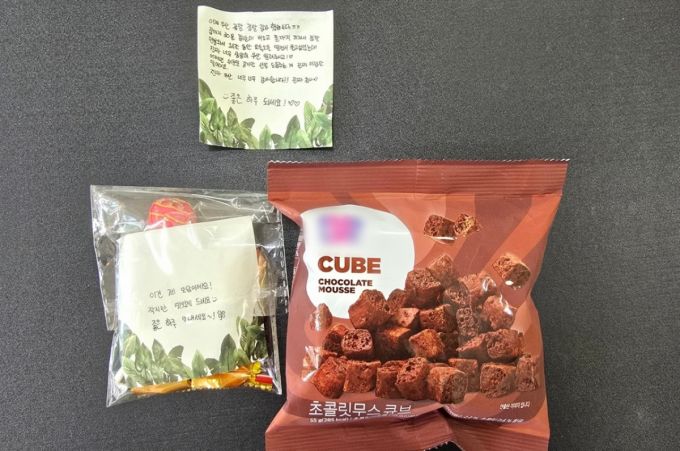 비 오는 날 우산이 없어 집에 가지 못하던 학생에게 선뜻 우산을 빌려줬다가 감사 인사를 받은 사연이 전해져 감동을 주고 있다./사진=네이버 카페 '아프니까 사장이다'