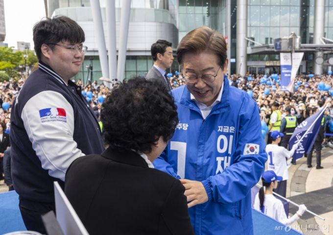 (광주=뉴스1) 이재명 기자 = 이재명 더불어민주당 대통령 후보가 17일 광주광역시 서구 김대중컨벤션센터 광장에서 열린 집중 유세에서 한강의 소설 '소년이 온다' 주인공 중 하나인 문재학 열사의 어머니 김길자 여사와 인사하고 있다. (공동취재)2025.5.17/뉴스1  Copyright (C) 뉴스1. All rights reserved. 무단 전재 및 재배포,  AI학습 이용 금지.
