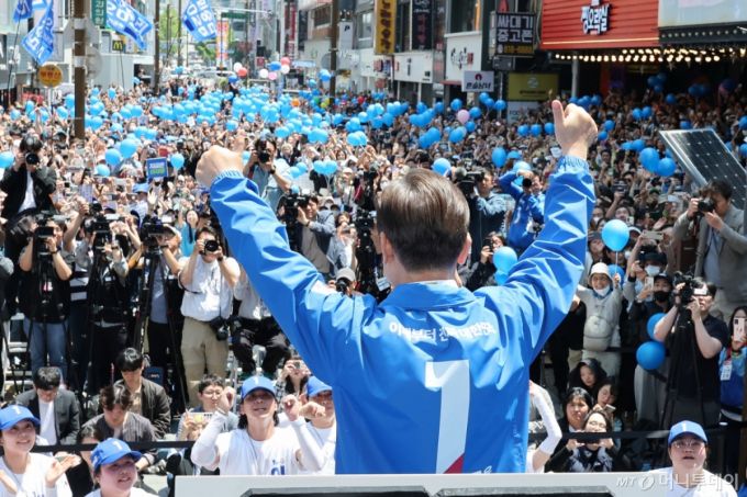 [부산=뉴시스] 권창회 기자 = 이재명 더불어민주당 대선 후보가 14일부산 부산진구 서면 젊음의 거리에서 열린 유세에서 지지자들에게 인사하고 있다. (공동취재) 2025.05.14. photo@newsis.com /사진=