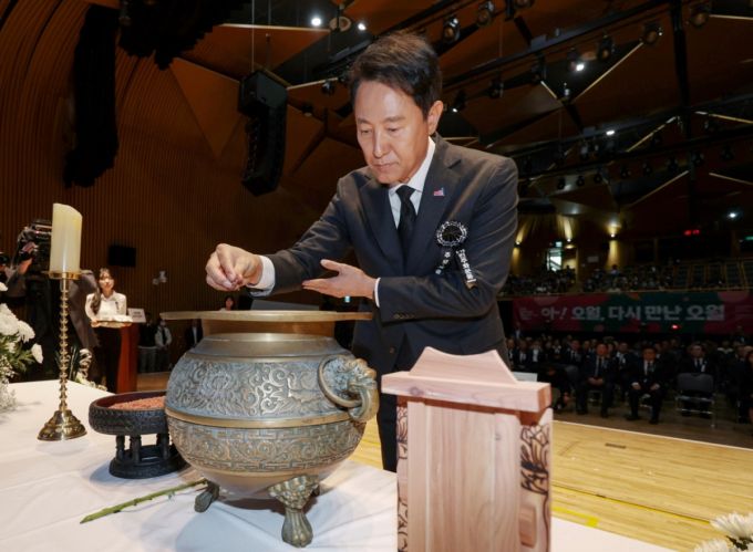 오세훈 서울시장이 18일 서울 중구 서울시청 다목적홀에서 열린 5·18 민주화운동 제45주년 기념 서울행사에서 헌화 및 분향하고 있다./사진=뉴시스