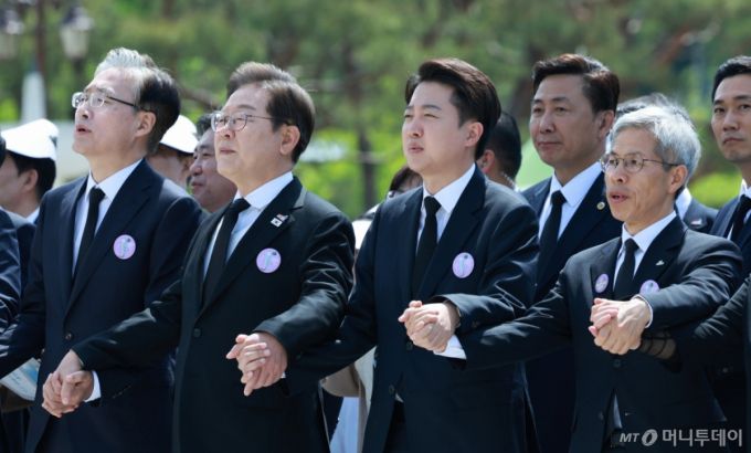 [광주=뉴시스] 고범준 기자 = 이재명(오른쪽 세번째부터) 더불어민주당 대선후보, 이준석 개혁신당 대선후보, 권영국 민주노동당 대선 후보 등 참석자들이 18일 광주 북구 국립5·18민주묘지에서 열린 제45주년 5·18민주화운동 기념식에서 '임을 위한 행진곡'을 제창하고 있다. (대통령실통신사진기자단) 2025.05.18. bjko@newsis.com /사진=