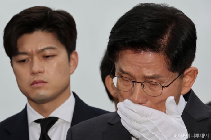 김문수 국민의힘 대통령 후보와 김용태 비상대책위원장이 17일 오전 광주 북구 5.18민주묘지를 찾아 박관현 열사의 묘역에서 눈시울을 붉히고 있다. (공동취재) 2025.05.17. /사진=뉴시스 /사진=