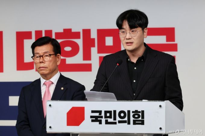 [서울=뉴시스] 권창회 기자 = 유재호 전 성남시의원이 18일 서울 여의도 국민의힘 당사에서 열린 긴급 기자회견에서 이재명 전 성남시장 시절 특정 기업과 체결된 비공개 MOU 특혜 의혹을 제기하고 있다. 2025.05.18. kch0523@newsis.com /사진=권창회