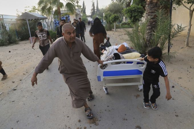 13일(현지 시간) 이스라엘군의 공습을 받은 가자지구 칸유니스의 유럽 병원에서 팔레스타인 주민들이 환자를 대피시키고 있다. 이스라엘군은 하마스의 가자지구 지도자 무함마드 신와르를 겨냥해 해당 병원 지하에 있는 하마스 ‘지휘통제소’를 공습했다고 주장했다. /AP=뉴시스