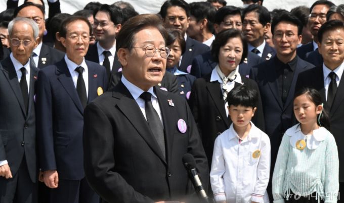 (광주=뉴스1) 국회사진취재단 = 이재명 더불어민주당 대통령 후보가 18일 광주 북구 국립5·18민주묘지에서 열린 '제45주기 5·18 민주화운동기념식'에 참석한 뒤 취재진의 질의에 답하고 있다.  2025.5.18/뉴스1  Copyright (C) 뉴스1. All rights reserved. 무단 전재 및 재배포,  AI학습 이용 금지.