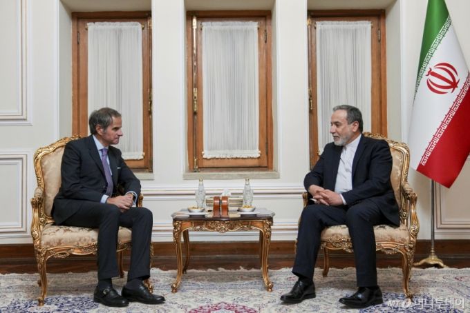 [테헤란=AP/뉴시스] 이란 외무부가 공개한 사진에 16일(현지 시간) 라파엘 그로시(왼쪽) 국제원자력기구(IAEA) 사무총장과 아바스 아라그치 이란 외무장관이 이란 테헤란에서 회담에 앞서 악수하고 있다. 그로시 사무총장은 이란의 자체 핵무기 개발 능력이 임박했다고 경고했다. 2025.04.17. /사진=민경찬