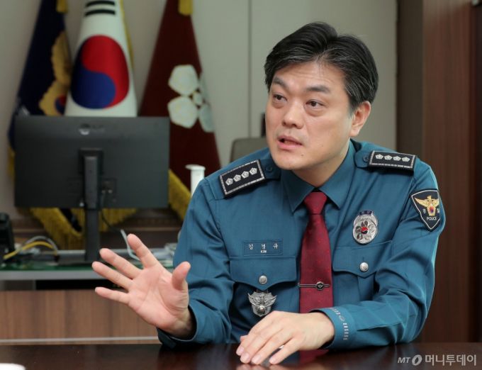 김경규 중랑경찰서장이 취재진과 인터뷰를 하고 있다. /사진=김창현 기자.