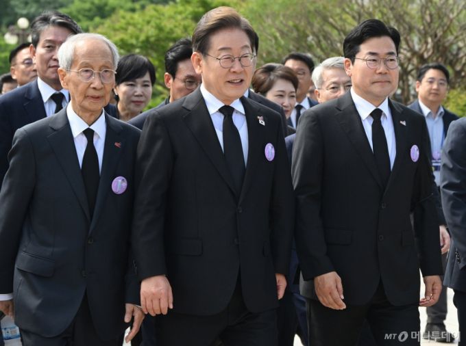 (광주=뉴스1) 국회사진취재단 = 이재명 더불어민주당 대통령 후보가 18일 광주 북구 국립5·18민주묘지에서 열린 '제45주기 5·18 민주화운동기념식'에 윤여준 상임총괄선대위원장, 박찬대 대표 직무대행 겸 원내대표와 참석하고 있다. 2025.5.18/뉴스1  Copyright (C) 뉴스1. All rights reserved. 무단 전재 및 재배포,  AI학습 이용 금지. /사진=(광주=뉴스1) 국회사진취재단