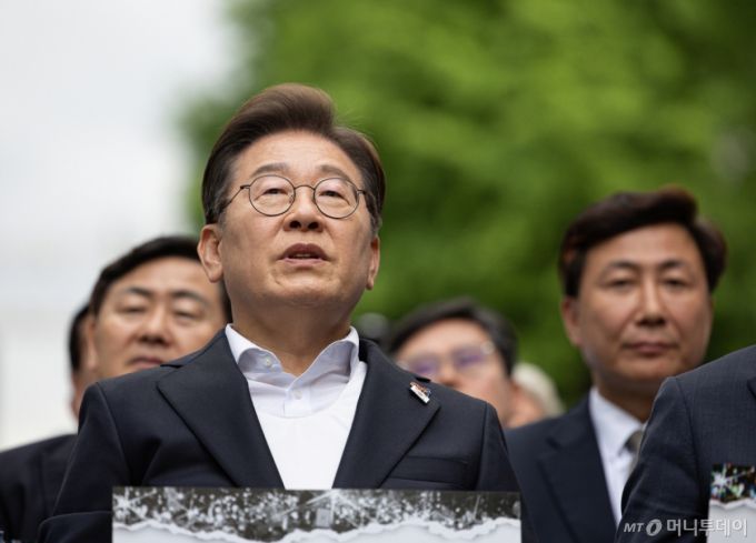 (광주=뉴스1) 이재명 기자 = 이재명 더불어민주당 대통령 후보가 17일 오후 광주 동구 금남로에서 열린 5·18 광주민주화운동 45주기 전야제에서 노래를 따라 부르고 있다. 2025.5.17/뉴스1  Copyright (C) 뉴스1. All rights reserved. 무단 전재 및 재배포,  AI학습 이용 금지. /사진=(광주=뉴스1) 이재명 기자