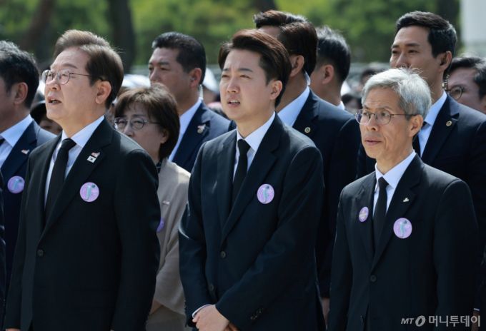 [광주=뉴시스] 고범준 기자 = 이재명 더불어민주당 대선후보, 이준석 개혁신당 대선후보, 권영국 민주노동당 대선 후보가 18일 광주 북구 국립5·18민주묘지에서 열린 제45주년 5·18민주화운동 기념식에 참석해 자리하고 있다. (대통령실통신사진기자단) 2025.05.18. bjko@newsis.com /사진=